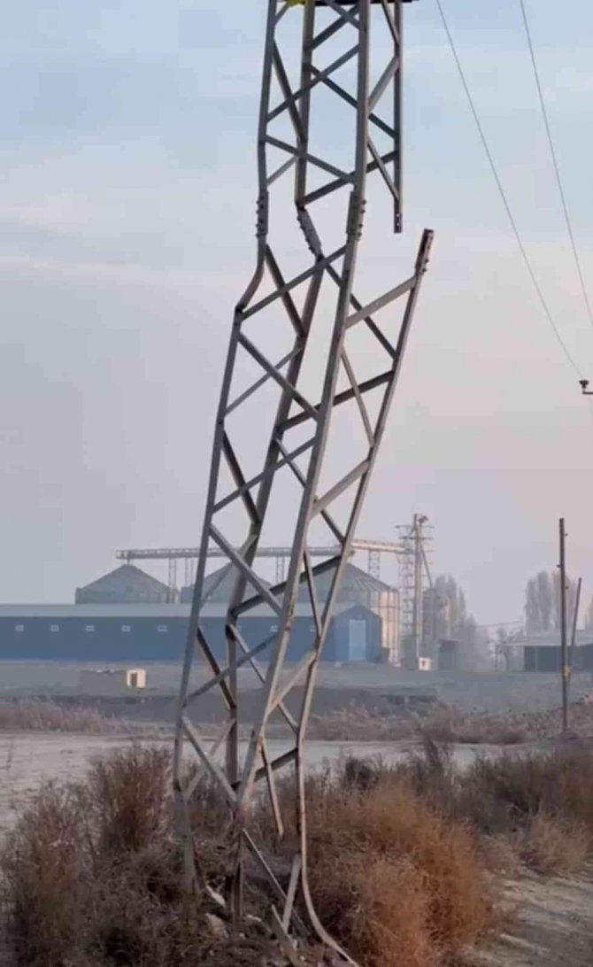 Iğdır’da Otomobil Önce Elektrik Direğine Çarptı Sonra Tarlaya Uçtu