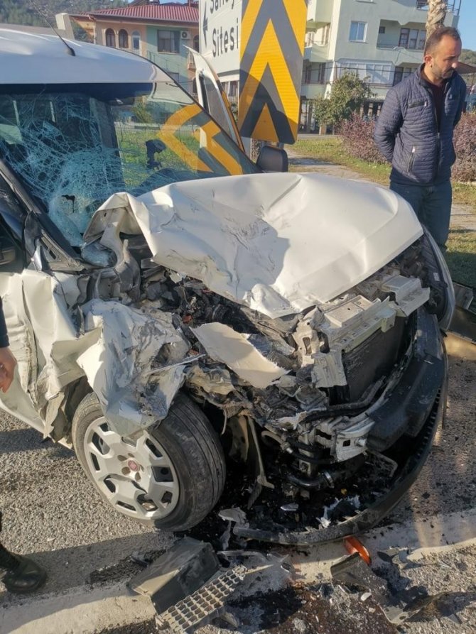 Gazipaşa’da Belediyeye Ait Süpürge Kamyonu İle Kamyonet Çarpıştı: 3 Yaralı