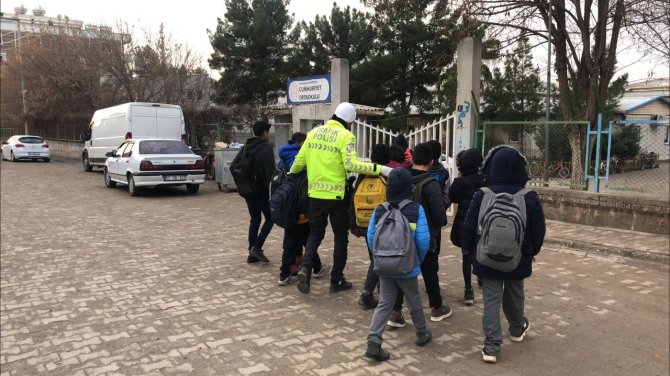 Ceylanpınar’da Polislerden İç Isıtan Hareket