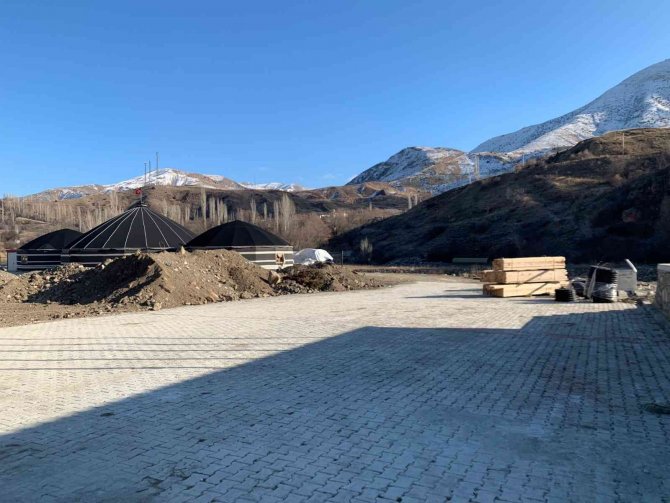 İ̇spir Millet Bahçesi’nde Kış Mevsimine Rağmen Çalışmalar Sürdürülüyor