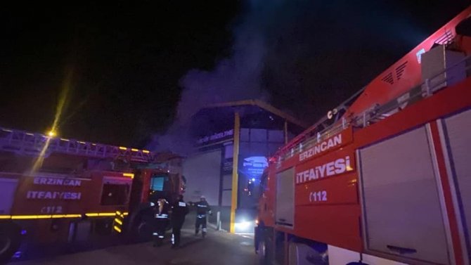 İ̇şyerinin Çatısı Yandı