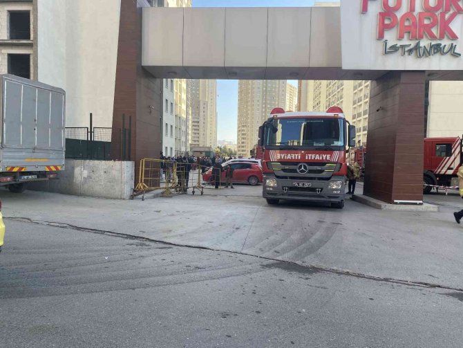 Esenyurt’ta Sitede Bulunan 20 Katlı Binada Korkutan Yangın