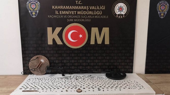 İ̇ş Yerini Tarihi Eserlerle Doldurmuş
