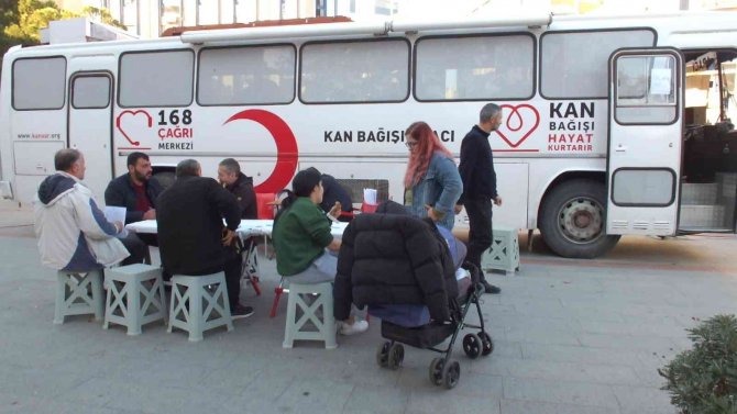Balıkesir’de Vatandaşlar Kan Bağışına Koştu