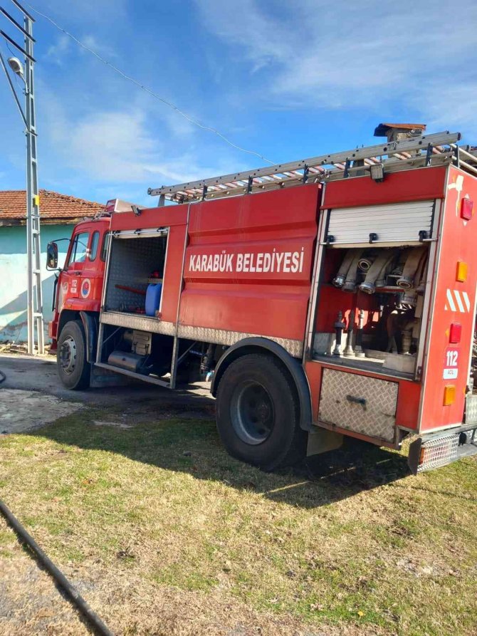 İ̇ki Katlı Ev Yangında Kül Oldu
