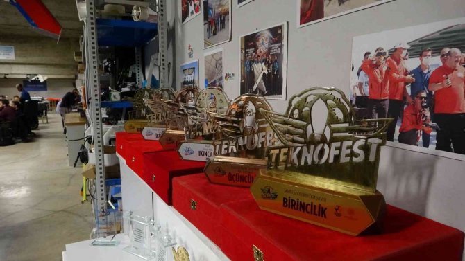 Yarışmalara Otoparkta Hazırlanıyorlar