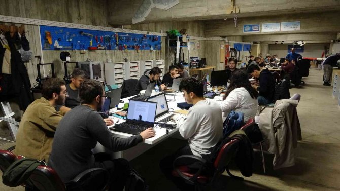 Yarışmalara Otoparkta Hazırlanıyorlar