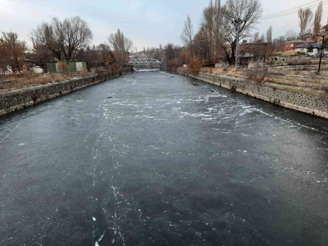 Kars Eksi 9’u Gördü, Kars Çayı Kısmen Dondu
