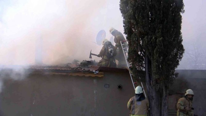Kartal’da Gecekondu Yangını: Ekipler Kapıyı Kırıp Müdahale Etti