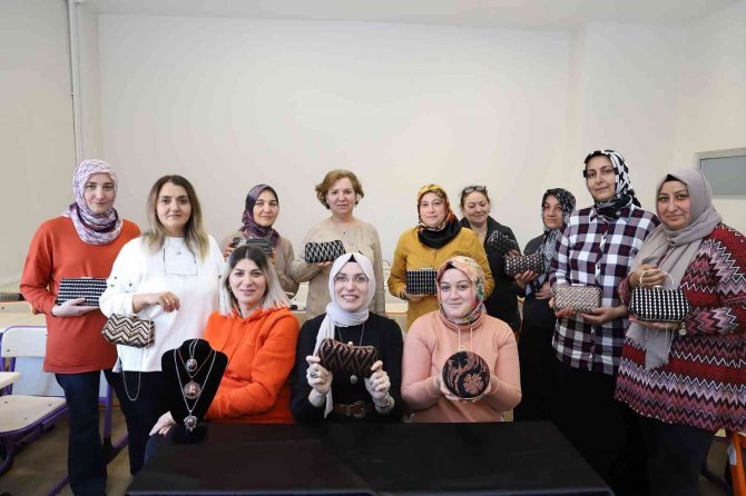 Kınalı Ellerden Çıkan Çantalara Sipariş Yetişmiyor