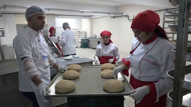 Öğrenciler Üretim İçin Fırının Başına Geçti: 6 Dakikada 300 Ekmek