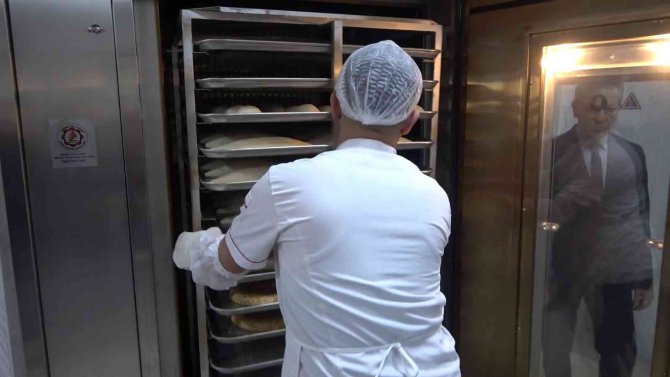 Öğrenciler Üretim İçin Fırının Başına Geçti: 6 Dakikada 300 Ekmek