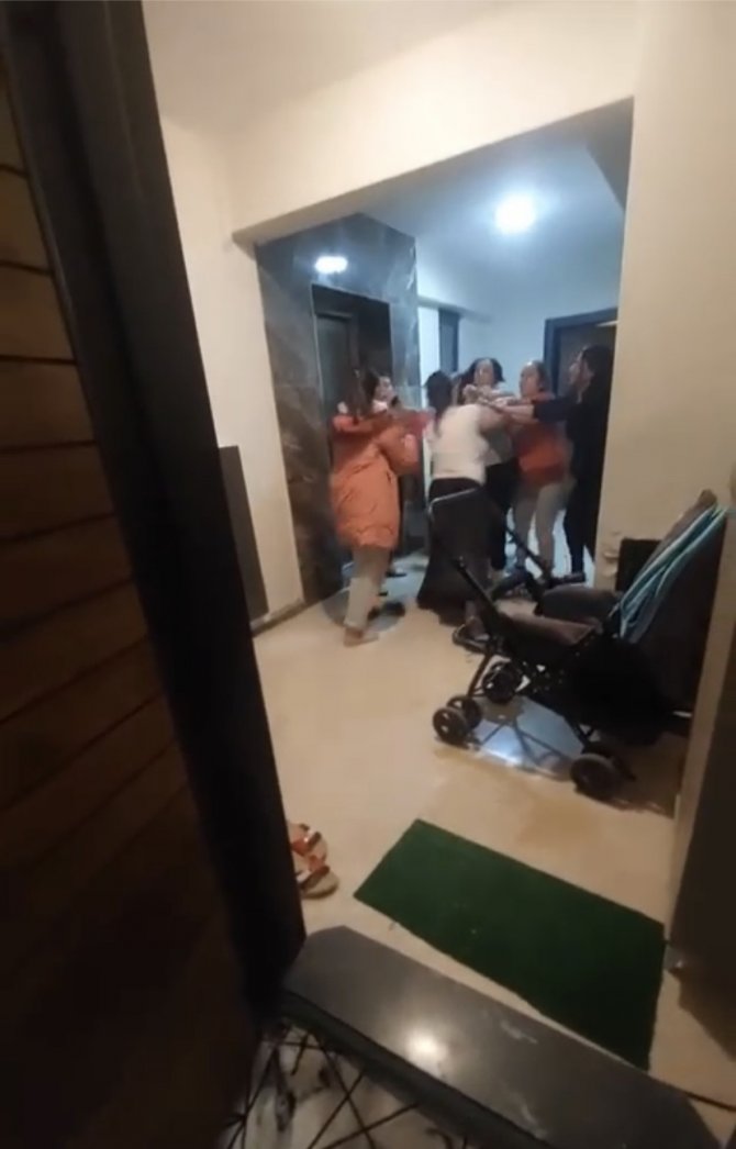 Komşuların ’Çöp Atma’ Kavgası Kamerada