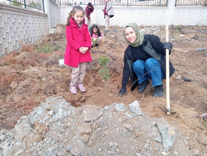 Kütahya Milli Eğitim Vakfı Halime Erkan İ̇lkokulu’nda Fidan Dikim Etkinliği
