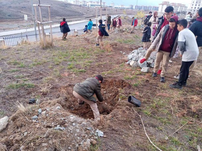 Kütahya Milli Eğitim Vakfı Halime Erkan İ̇lkokulu’nda Fidan Dikim Etkinliği