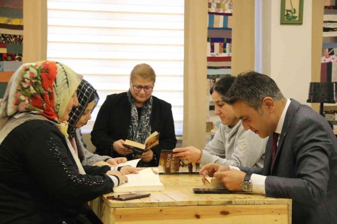 Doğadan Topladıkları Atık Malzemelerle Geri Dönüşüm Kütüphanesi Oluşturdular