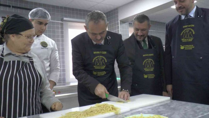 Bakan Özer Önlük Taktı, Erişte Kesti