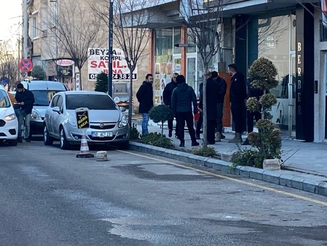 Balkondan Rastgele Ateş Açan Şahsı Emniyet Müdürü İkna Etti