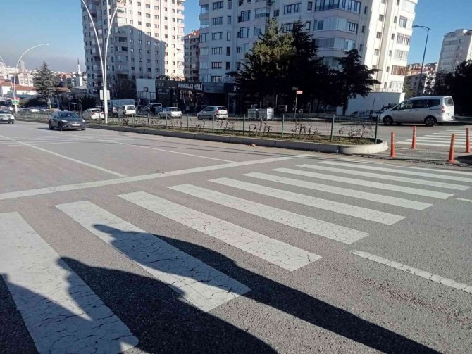 Otomobilin Çarptığı Kişi Metrelerce Savrularak Hayatını Kaybetti