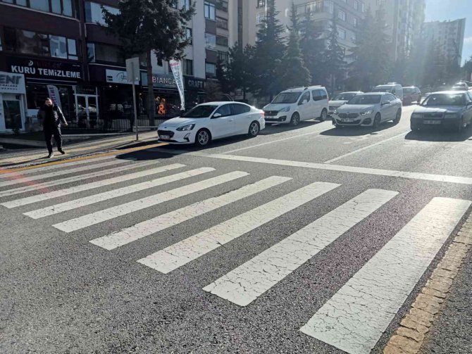 Otomobilin Çarptığı Kişi Metrelerce Savrularak Hayatını Kaybetti