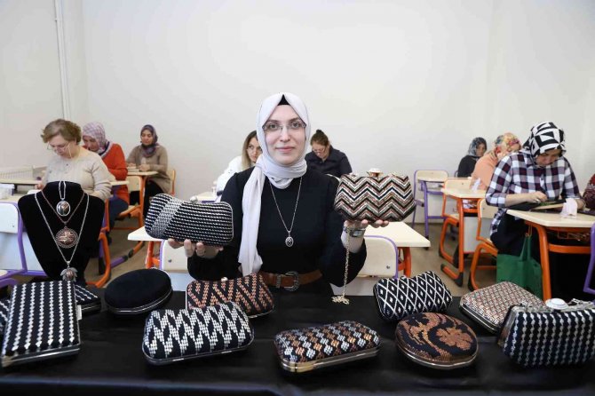 Kınalı Ellerden Çıkan Çantalara Sipariş Yetişmiyor