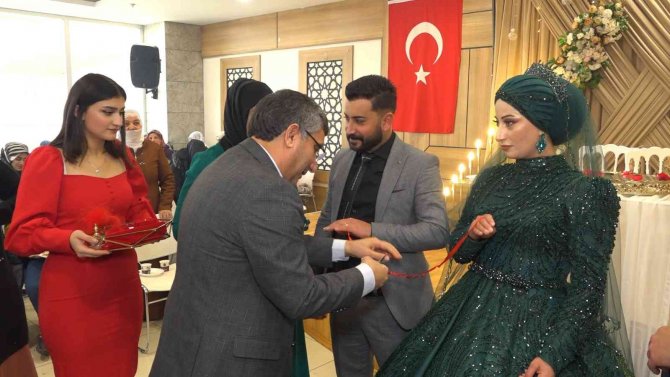 20 Yıllık Müzisyen Kendi Nişanında Mikrofonu Elinden Bırakmadı