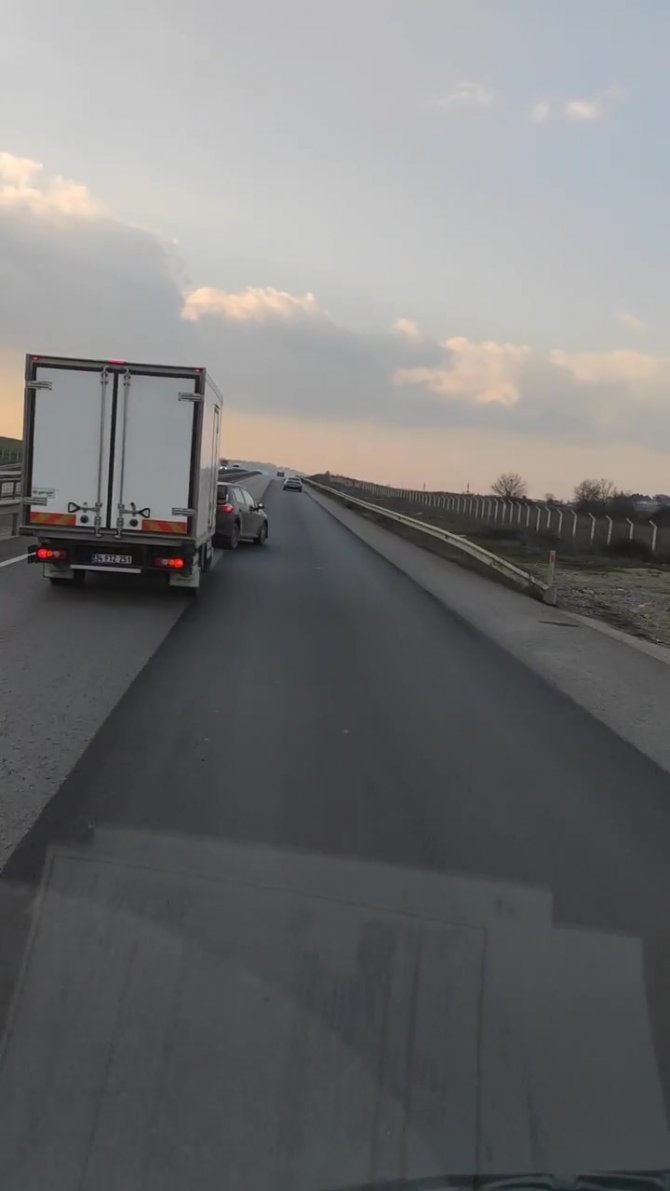 Sancaktepe’de Trafik Magandası Kamyonetin Önüne Kırdı, Trafiği Tehlikeye Attı