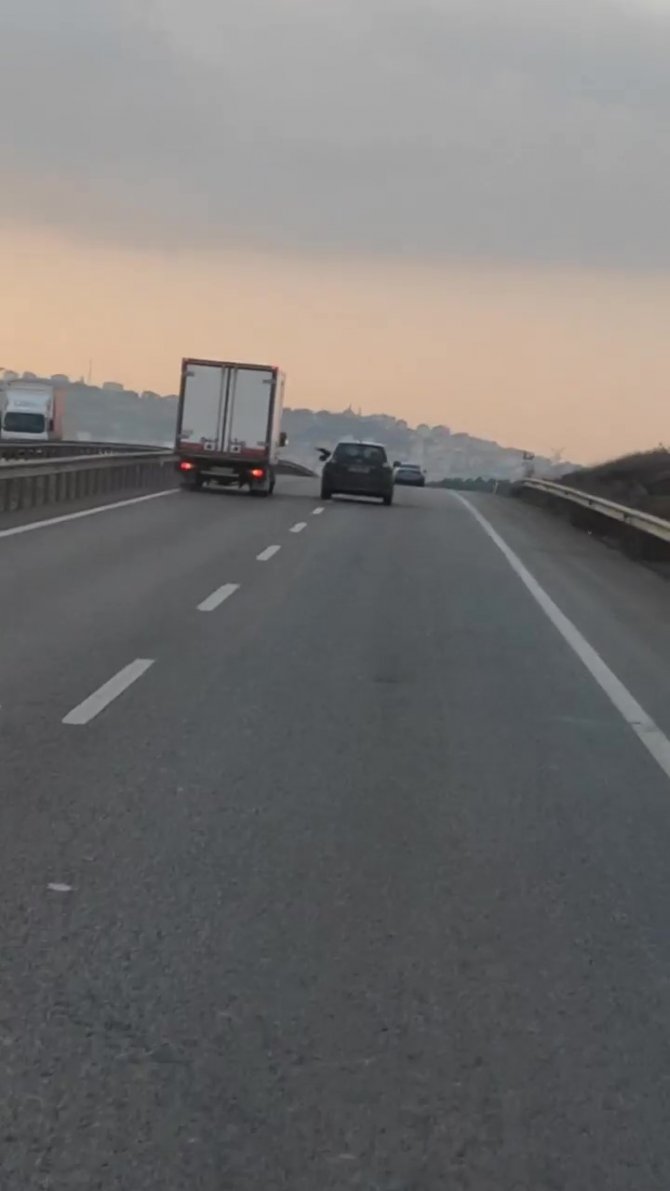 Sancaktepe’de Trafik Magandası Kamyonetin Önüne Kırdı, Trafiği Tehlikeye Attı