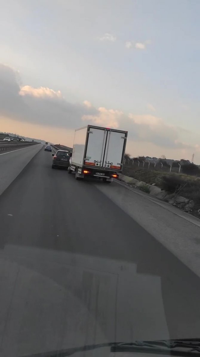 Sancaktepe’de Trafik Magandası Kamyonetin Önüne Kırdı, Trafiği Tehlikeye Attı