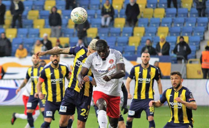 Spor Toto Süper Lig: Ankaragücü: 1 - Ümraniyespor: 1 (İ̇lk Yarı)