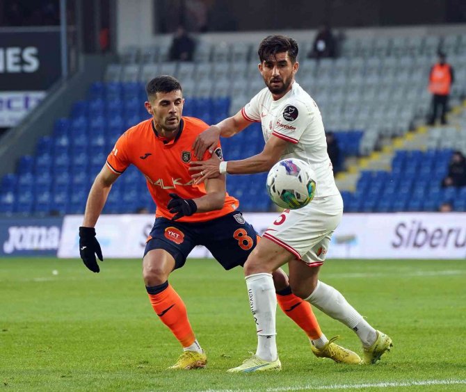Spor Toto Süper Lig: Medipol Başakşehir: 0 -Antalyaspor: 0 (İ̇lk Yarı)