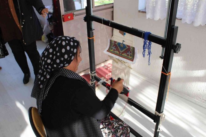 Tarihi Uşak Halıları, Minyatürleriyle Gelecek Nesillere Aktarılıyor