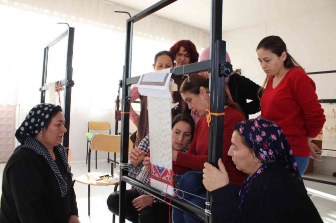 Tarihi Uşak Halıları, Minyatürleriyle Gelecek Nesillere Aktarılıyor