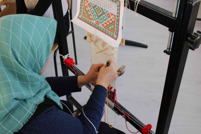 Tarihi Uşak Halıları, Minyatürleriyle Gelecek Nesillere Aktarılıyor
