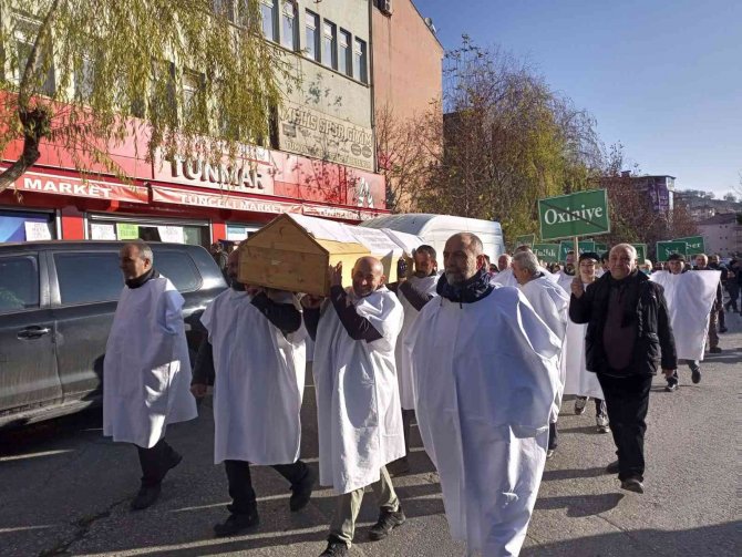 Tunceli’de Köylüler, Belediyeyi Tabut Ve Kefenlerle Protesto Etti