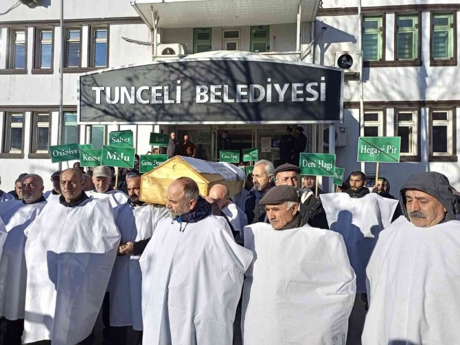Tunceli’de Köylüler, Belediyeyi Tabut Ve Kefenlerle Protesto Etti