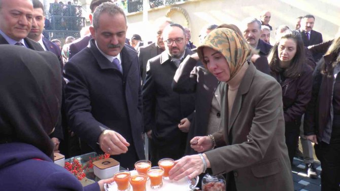 Bakan Özer Önlük Taktı, Erişte Kesti