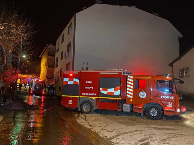 Evde Çıkan Yangında Anne, Baba Ve Çocuk Dumandan Etkilendi