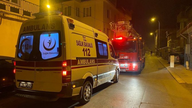 Evde Çıkan Yangında Anne, Baba Ve Çocuk Dumandan Etkilendi