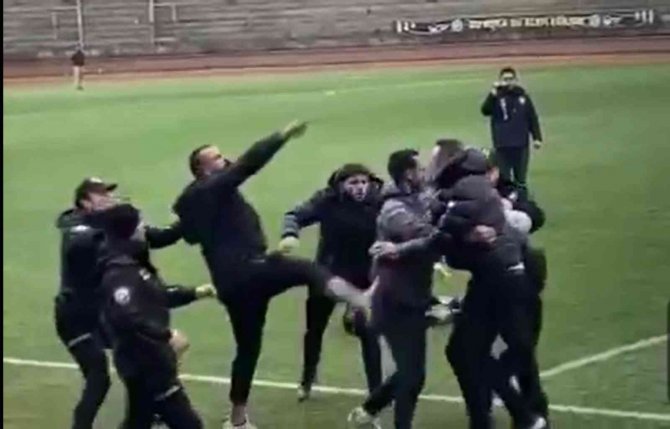 Sahaya İnen Kulüp Başkanı Rakip Futbolcuyu Tokatladı