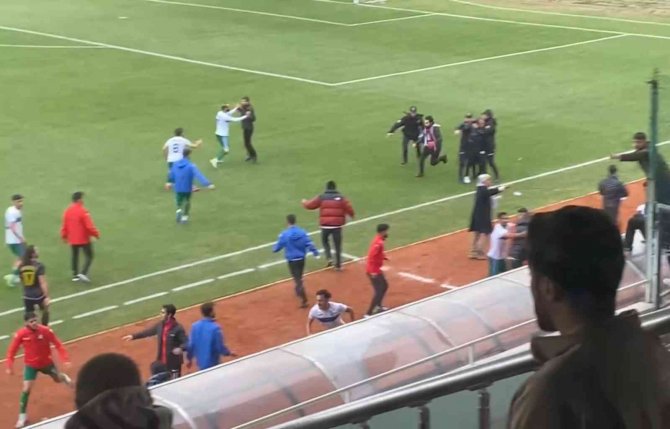 Kulüp Başkanı Sahaya Girerek Saldırdığı Rakip Futbolcu İle Barıştı