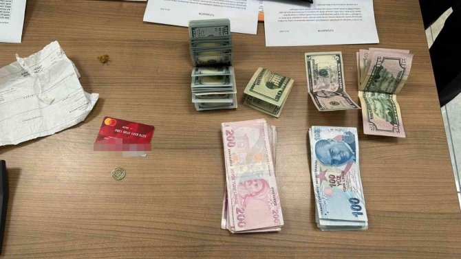 Minibüsünde Bulduğu Para Dolu Çantayı Sahibine Ulaştırdı