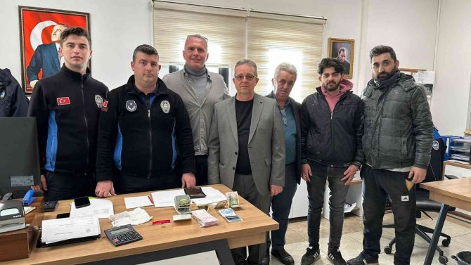 Minibüsünde Bulduğu Para Dolu Çantayı Sahibine Ulaştırdı
