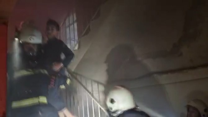 Kahramanmaraş’ta Ev Yangını: İ̇faiye Erleri 8 Kişiyi Alevlerin Arasından Çıkardı