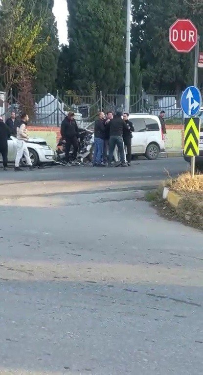 Beylikdüzü’nde Araçlar Kafa Kafaya Çarpıştı: 5 Yaralı