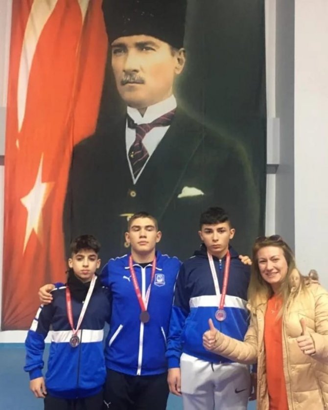 Yunusemreli Güreşçiler Sakarya’dan Kupa Ve Madalyalarla Döndü