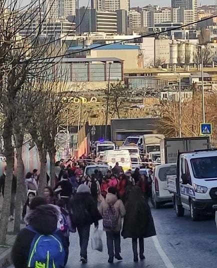 Okul Önünde Seyyar Satıcı Dehşeti, Zabıtayı Silahla Yaraladı