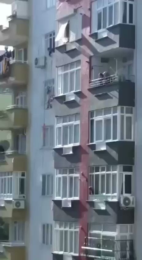 İ̇skele Metrelerce Yükseklikten Yere Çakıldı, Üzerindeki İşçiyi Emniyet Kemeri Kurtardı