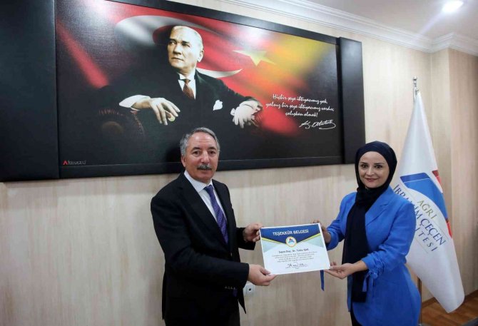 Ai̇çü Rektörü Prof. Dr. Karabulut, Başarılı Projeler Üreten Personellere Teşekkür Belgesi Verdi