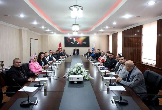 Ai̇çü Rektörü Prof. Dr. Karabulut, Başarılı Projeler Üreten Personellere Teşekkür Belgesi Verdi